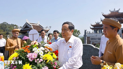Nationalförsamlingens ordförande offrade rökelse till minne av president Ho Chi Minh i Nghe An.