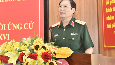 General Nguyen Tan Cuong meets with voters in Cho Gao commune, Dong Thap province.