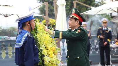 Leiders van het Ministerie van Nationale Defensie bieden wierook aan ter nagedachtenis aan generaal Vo Nguyen Giap.