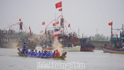 Festival tradicional de corridas de barcos da comuna de Thai Thuy