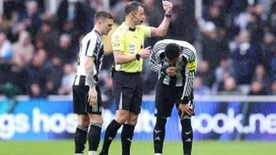 Un jugador del Newcastle vomita en el campo y los médicos ordenan una sustitución de emergencia.