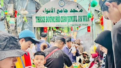 ホーチミン市の人々は、年に一度だけ開催されるラマダン食品市場を熱心に散策している。