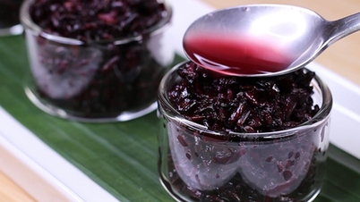 Le printemps remplit le verre de vin.