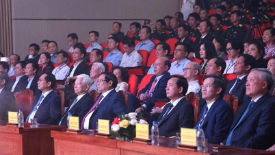 Quang Ngai: Başbakan Pham Minh Chinh, Başbakan Pham Van Dong'un doğumunun 120. yıl dönümü anısına düzenlenen sanat programına katıldı.