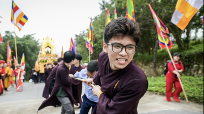 Dozens of people pulled a nearly 1-ton cart carrying water uphill at the Tam Chuc Pagoda festival.