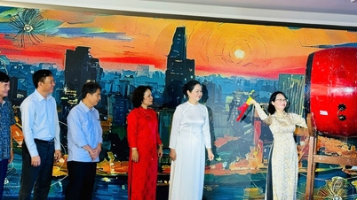 The Vice Chairman of the People's Committee of Ho Chi Minh City beat the drum to officially open the Vietnam Poetry Day festival in Ho Chi Minh City.