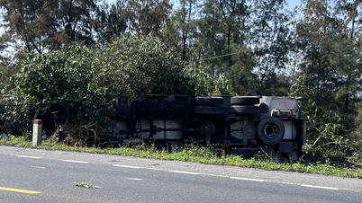 Camión vuelca en carretera de circunvalación.