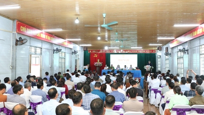 Rencontre avec les électeurs et les candidats à la 16e Assemblée nationale dans la commune de Muong Coi, district de Muong Bang.