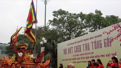 Suasana meriah mewarnai "Festival Dayung Perahu Tong Goi" di komune O Dien.