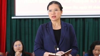 La vicepresidenta y secretaria general del Comité Central del Frente de la Patria de Vietnam, Ha Thi Nga, se reunió con votantes en Lai Chau.