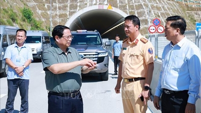 Premiärminister Pham Minh Chinh inspekterar transportprojekt i den centrala regionen.