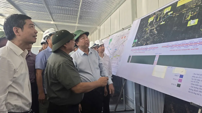 Pham Minh Chinh miniszterelnök ellenőrzi a Dak Lakon áthaladó észak-déli gyorsforgalmi útszakaszt.