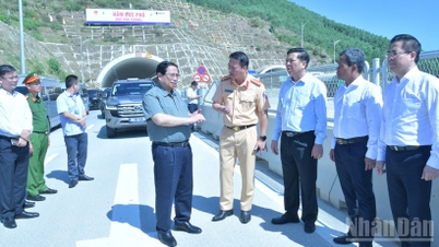 Başbakan Pham Minh Chinh, orta bölgedeki önemli ulaşım projelerini inceledi.
