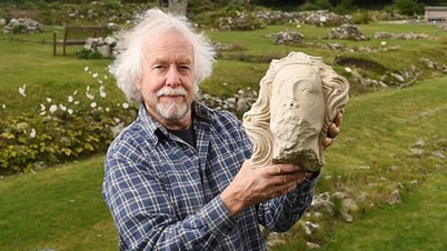 Descoperiți statuia din piatră a unui rege englez medieval.