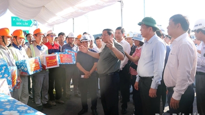 Pham Minh Chinh miniszterelnök megvizsgálja a projekt Chi Thanh - Van Phong szakaszát.