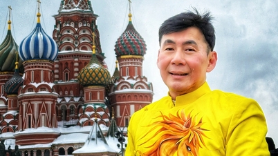 De zangeres heeft 30 jaar gewacht om een ​​ao dai (traditionele Vietnamese jurk) te dragen op het Rode Plein in Rusland.