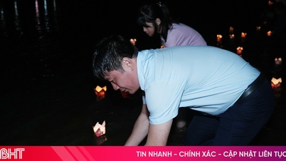 Hải Thượng Lãn Ông Lê Hữu Trac-এর প্রতি শ্রদ্ধা জানাতে Ngàn Phố নদীতে লণ্ঠন ছেড়ে দেওয়া।