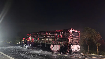 Dak Lak : Un bus-couchettes a été entièrement détruit par un incendie sur la route de contournement est.