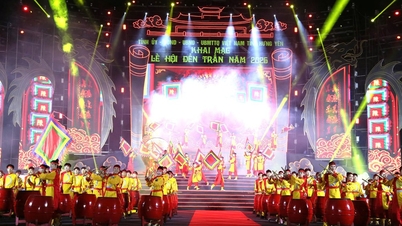 Uroczystość otwarcia Festiwalu Świątyni Tran w Hung Yen 2026, rozświetlona chwalebnym duchem ery Dong A
