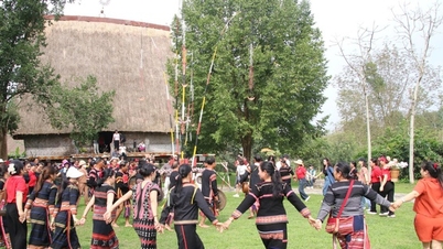 Reenacting the Health Blessing Ceremony of the Gia Rai people in Dak Lak province.