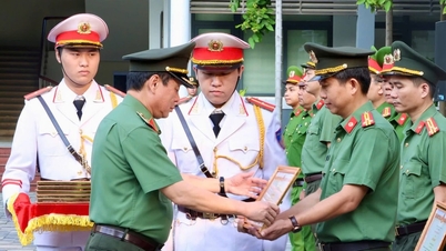 Ministerul Securității Publice a acordat certificate de laudă la 4 colective și 8 persoane pentru participarea lor la „Campania Quang Trung”.