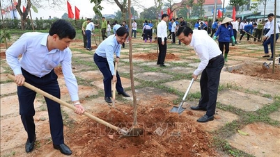 Eröffnung des Baumpflanzfestivals zum Gedenken an Präsident Ho Chi Minh und zum Schutz der Umwelt im Hung-Tempel.