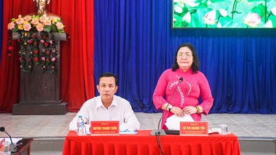Comrade Ho Thi Hoang Yen - Member of the Central Committee of the Party, Standing Deputy Secretary of the Provincial Party Committee, worked with the Standing Committee of the Party Committee of Tien Thuy commune.