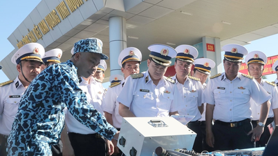 De commandant van de marine was aanwezig bij en leidde de ceremonie ter aanvang van de training bij de 189e onderzeebootbrigade van de marine.