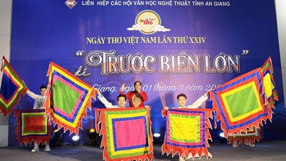 An Giang organiserade den 24:e Vietnampoesidagen med temat "Inför det stora havet".