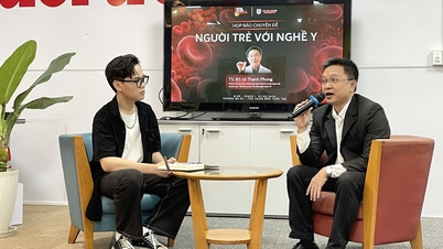 En étudiant pour le journal Tuoi Tre, les étudiants de l'université Van Lang découvrent le métier grâce à une interview du docteur Le Thanh Phong.