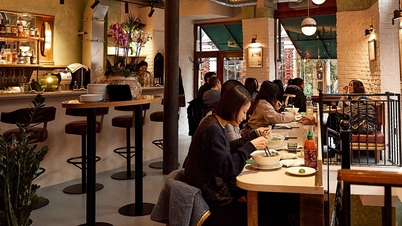 İngiltere'deki bir Vietnam restoranı, bir kase dana etli pho çorbasını 550.000 VND'ye satıyor ve 24 yıldır popülerliğini koruyor.