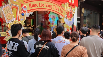 Harga emas melonjak hingga hampir 191 juta VND/ounce, dengan orang-orang berebut untuk membeli tanpa memperdulikan harganya.