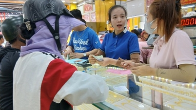 Pada sore hari tanggal 2 Maret, harga emas batangan SJC melampaui 190 juta VND per tael.