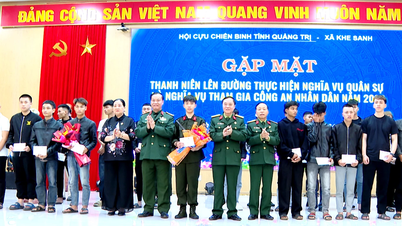 Association provinciale des anciens combattants : Remise de cadeaux pour encourager les nouvelles recrues dans la commune de Khe Sanh.
