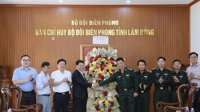 គណៈប្រតិភូរដ្ឋសភាខេត្ត Lam Dong អបអរសាទរខួបលើកទី 67 នៃការបង្កើតកងកម្លាំងការពារព្រំដែន។