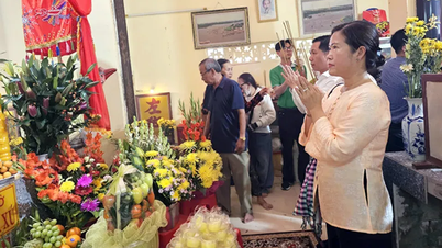 Thousands of people flocked to the Can Tho River to pray for good fortune at the beginning of the new year.