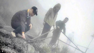 꽝닌성: 옌투에 위치한 동사(Dong Pagoda)의 위험 지역 난간 보강 공사가 시의적절하게 진행되었습니다.