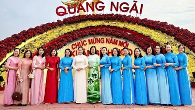 Wanita dari kawasan pergunungan Ấn dan Sungai Trà membawa keindahan ao dai ke tempat kerja.