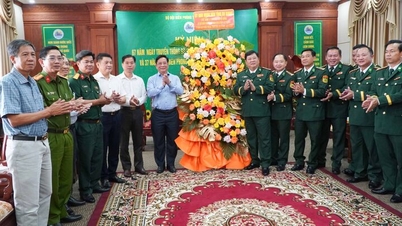 Ordföranden för folkkommittén i An Giang-provinsen, Ho Van Mung, besöker och gratulerar den provinsiella gränsbevakningen.