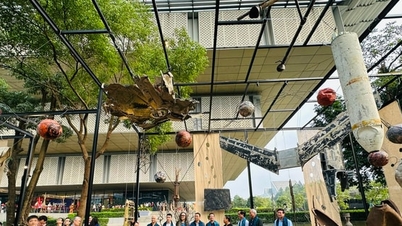 Hanoi Museum avslöjar utomhusinstallation gjord av flygplansvrak och bombhylsor.