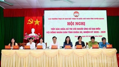 省人民評議会の候補者は、さまざまな地域で選挙活動を行うために有権者と面会する。