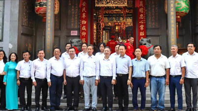 Le chef du département de la propagande et de la mobilisation des masses du comité du Parti de Hô Chi Minh-Ville visite et félicite les salles communautaires chinoises.