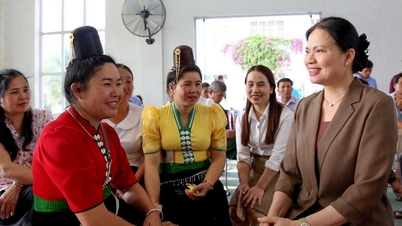 លោកស្រី ហា ធីង៉ា ឆ្លើយសំណួររបស់អ្នកបោះឆ្នោតអំពីការសាងសង់មជ្ឈមណ្ឌលវប្បធម៌ភូមិ។