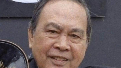 Adieu au violoniste Tran Quy Mui ; artistes et écrivains présentent leurs condoléances à l'artiste du peuple To Lan Phuong.
