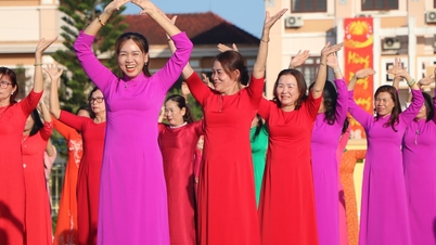 Para wanita di Da Nang dengan antusias menampilkan tarian rakyat "Ayo kita memilih!"