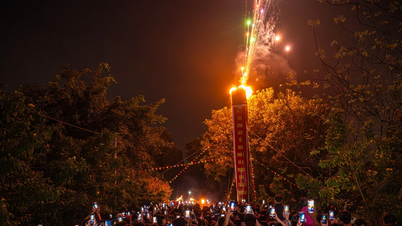 Beribu-ribu orang menyalakan obor gergasi untuk 'menerangi jalan' bagi perarakan Saint Tan kembali ke kuil.