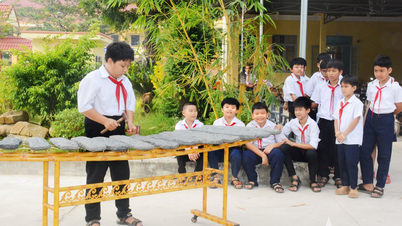 Le son du xylophone de pierre et le rêve d'un uniforme militaire.