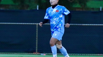 A meio-campista Bich Thuy traz boas notícias para a seleção feminina vietnamita antes da partida contra a Índia.