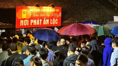 Milhares de pessoas enfrentaram a chuva durante a noite para aguardar a cerimônia de selamento no Templo de Tran.