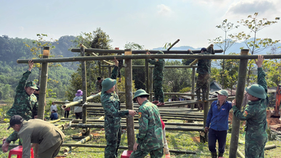 Oficiales y soldados del puesto de guardia fronterizo de Ba Nang construyeron refugios temporales para ayudar a las familias afectadas por un incendio.